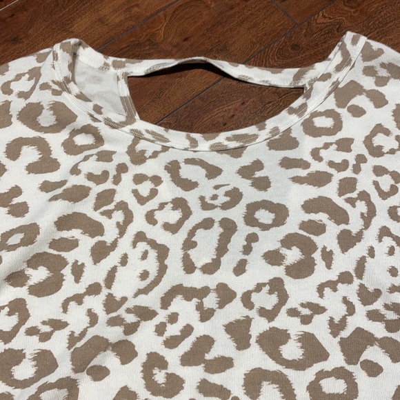 BRAND NEW Leopard Print Keyhole Back Long Sleeve - Picture 2 of 7